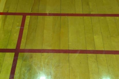 体育館の床の表面焼け痕補修後